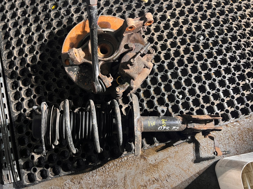 фото №1, Hyundai i40 1.7 crdi амортизационная стойка поворотный кулак правая