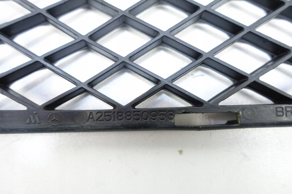 Решітка середня бампера перед mercedes r рестайлінг Зі Шроту