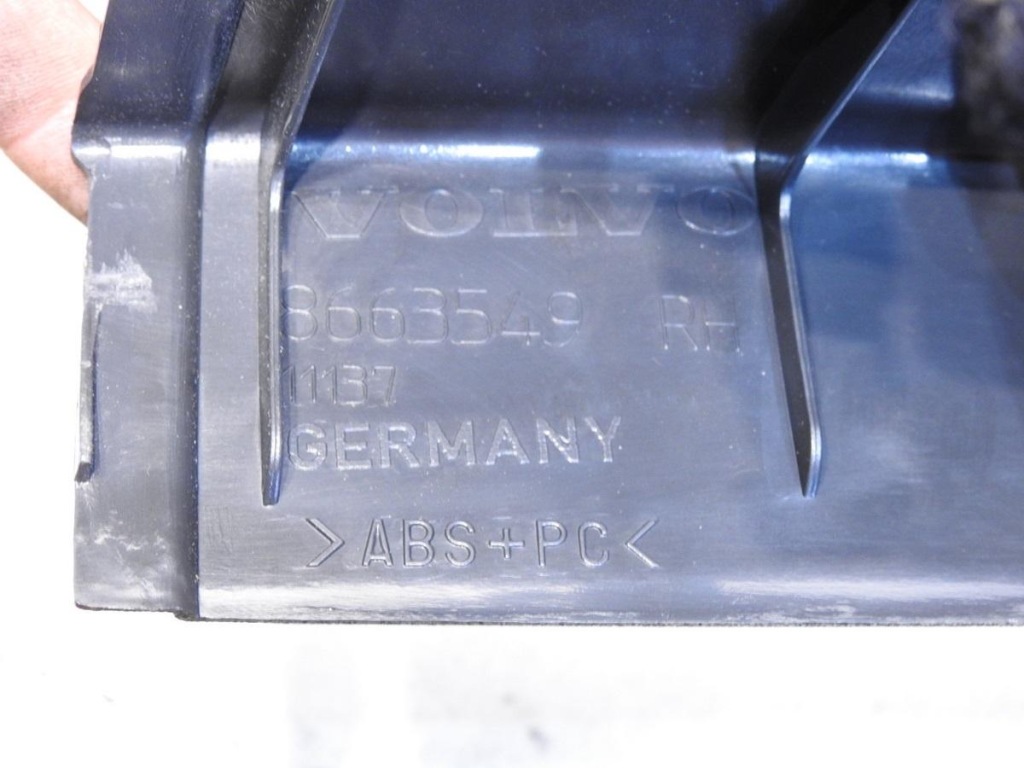 Пластик захист багажника права volvo v50 рестайлінг Зі Шроту