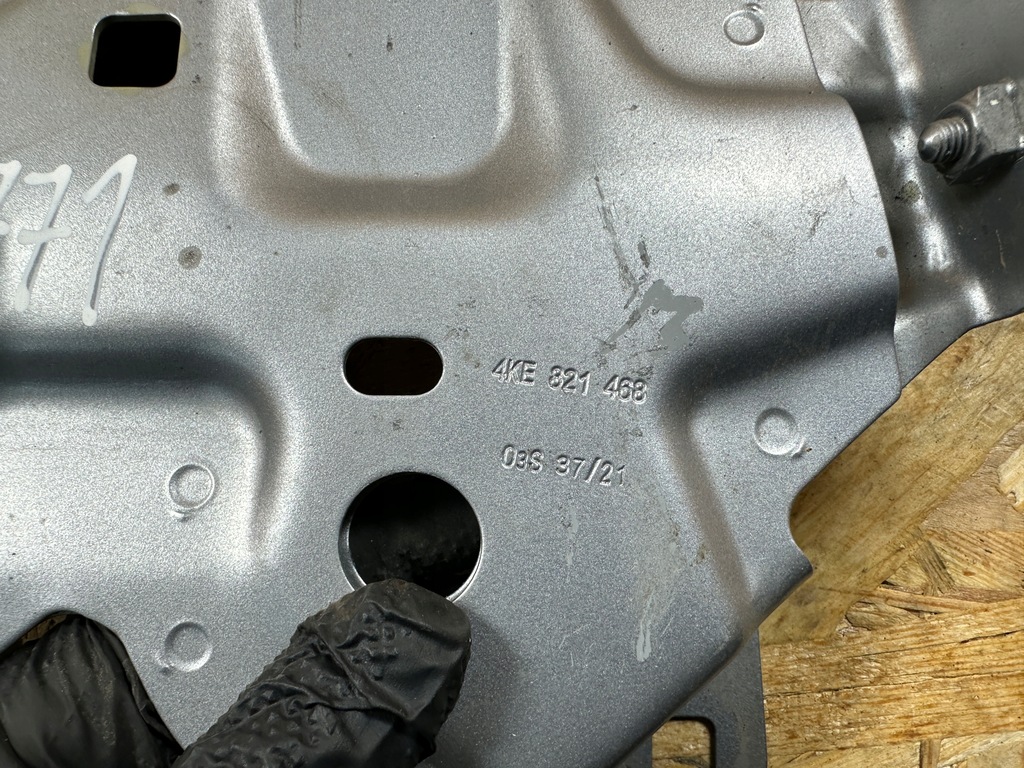 фото №10, Кронштейн кронштейн крила перед правий audi e-tron 4ke 4ke821150 2018-