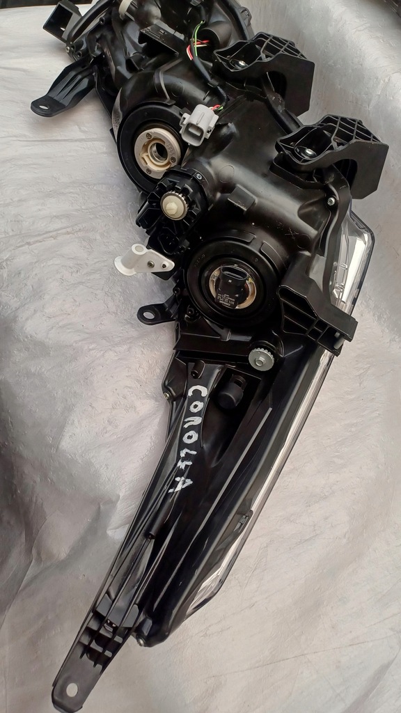 фото №8, Toyota corolla xi e16 e18 przed lift 13-19 led p+l комплект оригинал europa