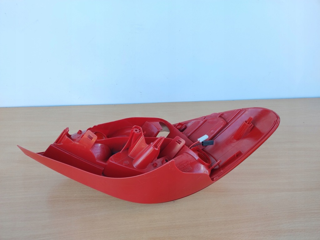 Peugeot 207 рестайлинг  fl хэтчбек правый  фара задний led Цена