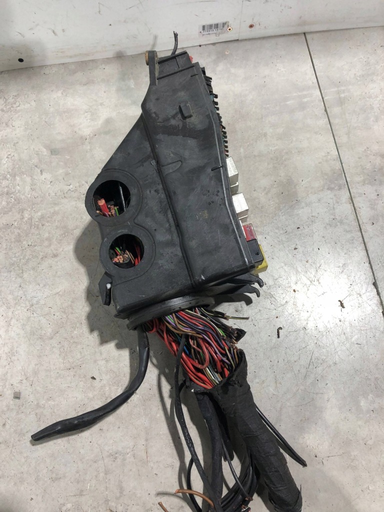 Коробка запобіжників mercedes-benz 380 560sec c126 1265400650 Недорого
