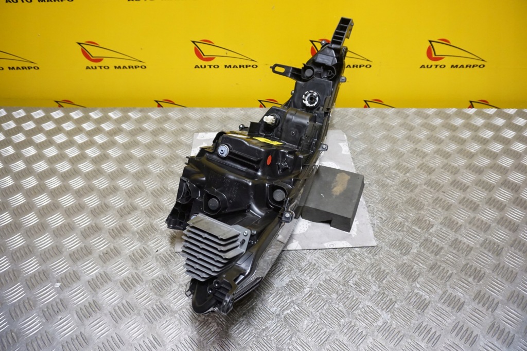 Toyota corolla cross 2022 - фара фара full led правий срібляста америка Доставка