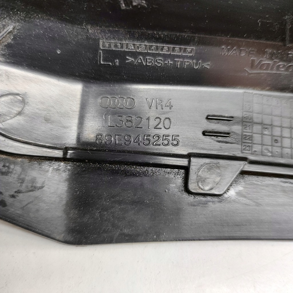 фото №6, Audi q4 sportback e-tron 2023 левая сторона молдинг pod фара задняя