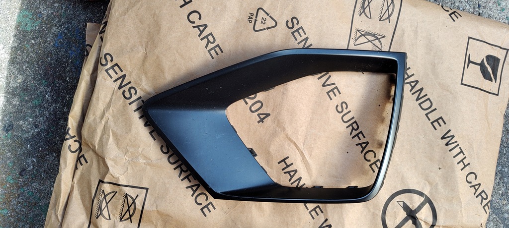 фото №1, Audi q8 рамка ґрати права 4m8853258 оригінал