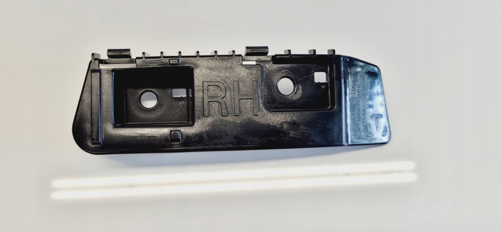 фото №1, Tesla model 3 правий напрямна бампера заднього