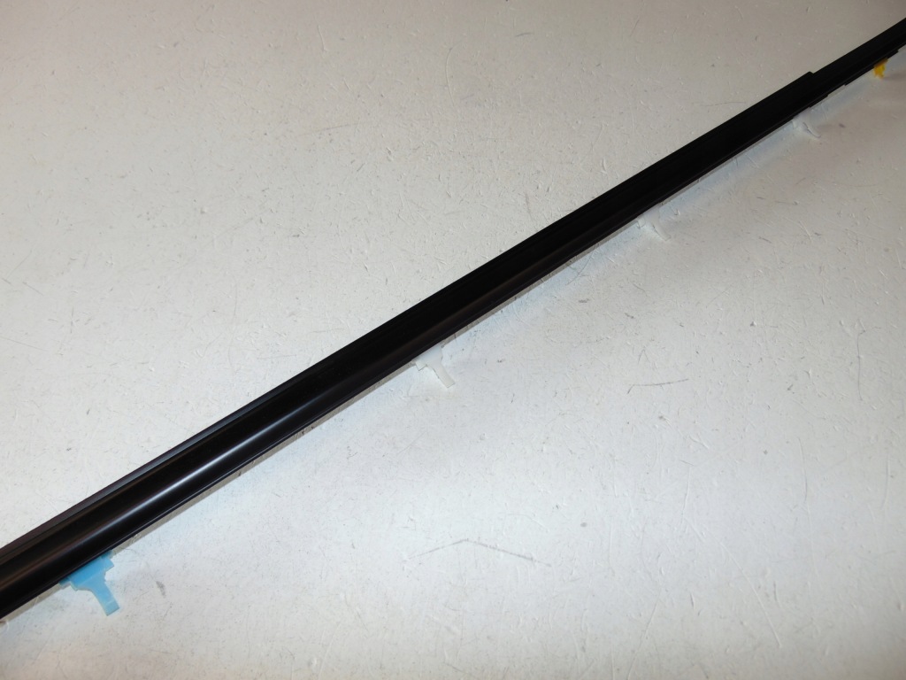 Молдинг уплотнитель правый  перед mazda 626 97-02 в Украине