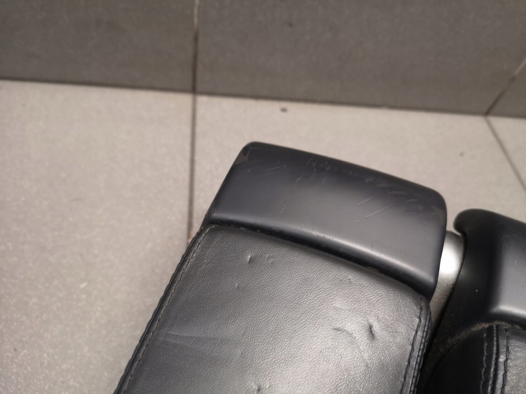 фото №5, Подлокотник чёрный средний кожа audi a8 d3