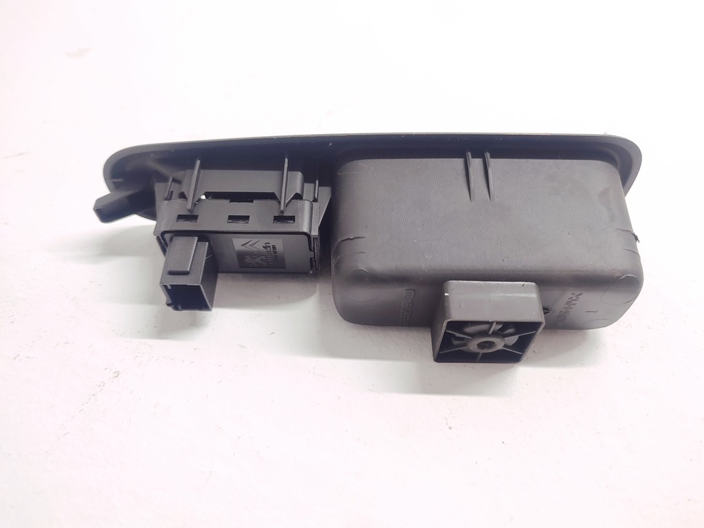 фото №7, Peugeot 3008 i кнопка відкривання скло задня