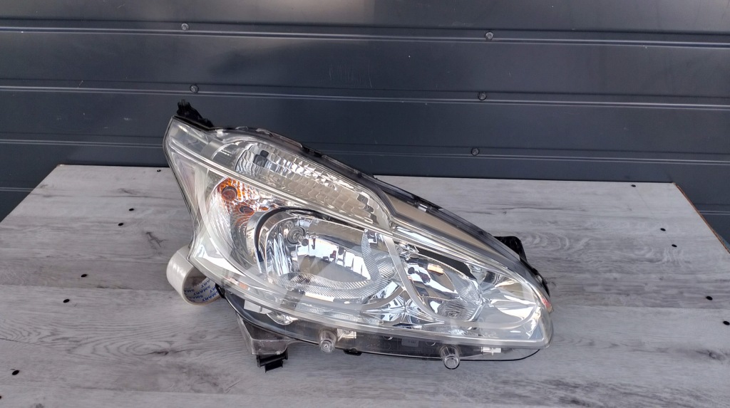 фото №1, Peugeot 208 правая лампа перед передняя