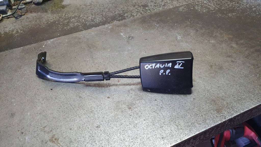 фото №1, Skoda octavia ii - клипса поперечина правый перед 1z1858472