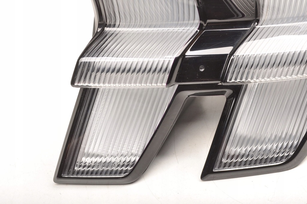 фото №3, Ford mustang mach-e лампа права задня rj8b-13404-ac