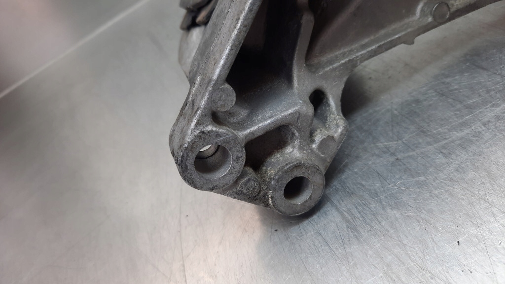 фото №5, Подушка кронштейн двигуна 30680770 volvo s60 v70 ii s80