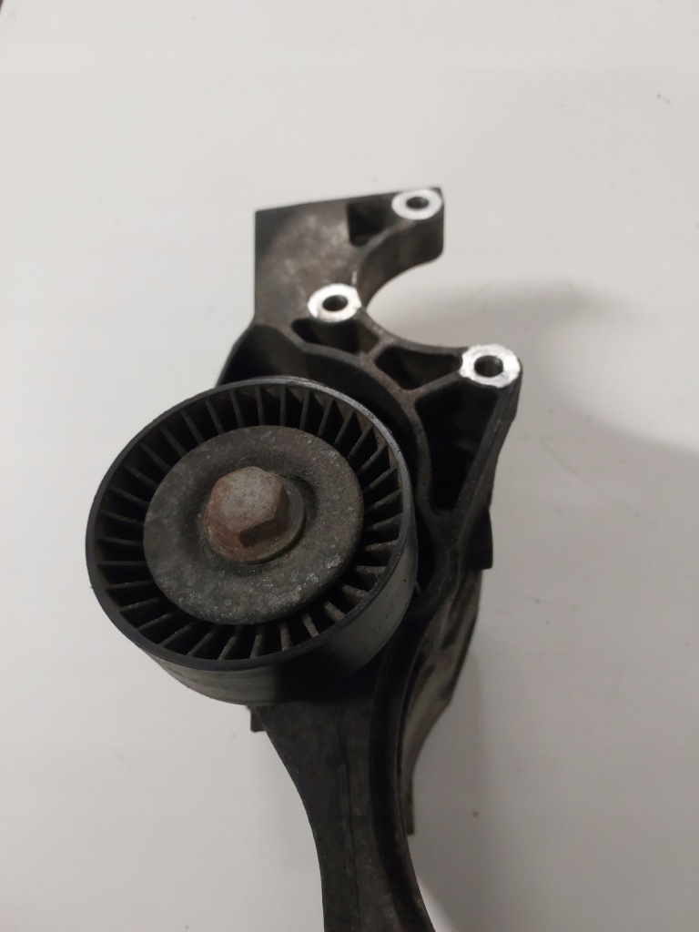 Кронштейн генератора 2.0 cdti opel insignia 55562863 в Украине