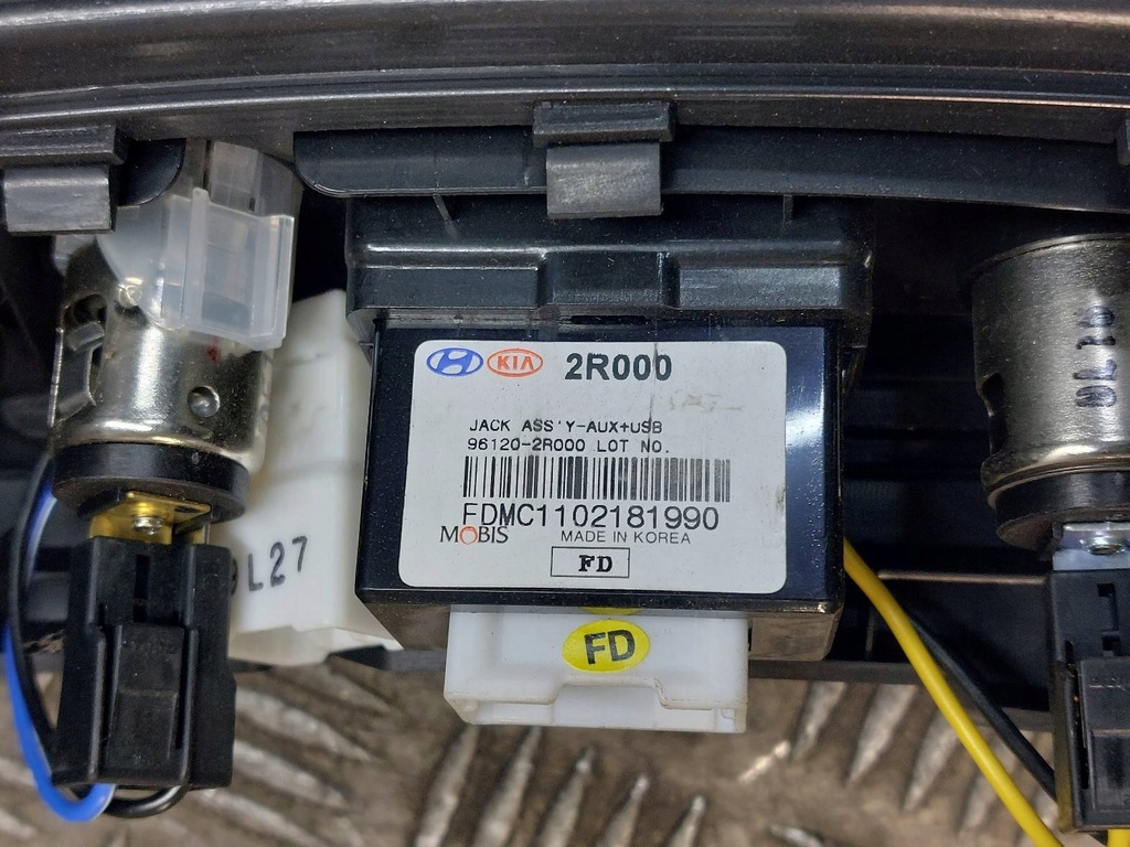фото №7, Туннель средний разъём usb aux hyundai i30 i 84671-2r000 96120-2r000