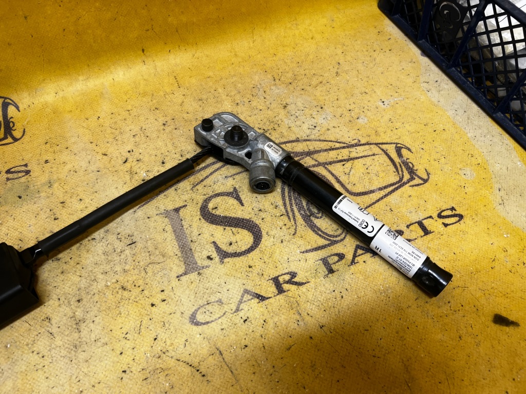 Не спрацювавший ремінь безпеки перед правий tesla model 3 дорестайлінг Оригінал