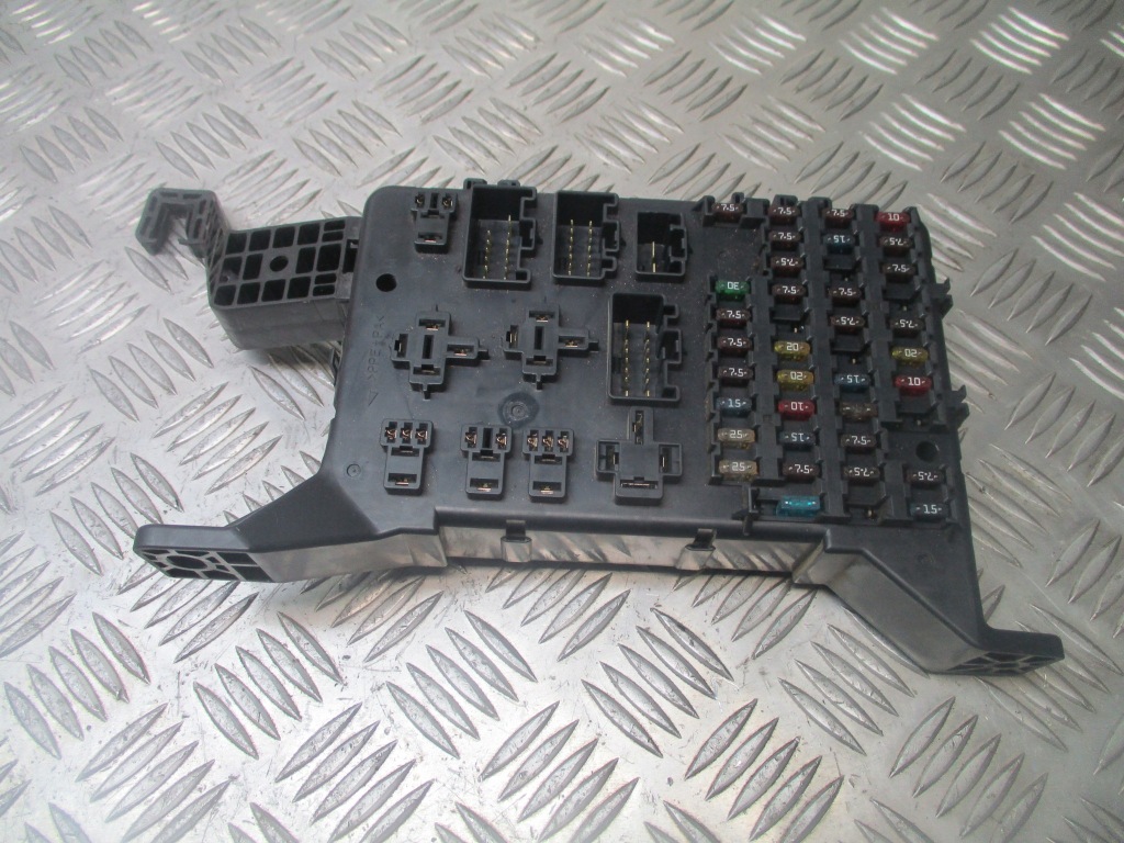 Купити Коробка запобіжників ford mondeo mk3 2.0 tdci 4s7t-14a073-aa
