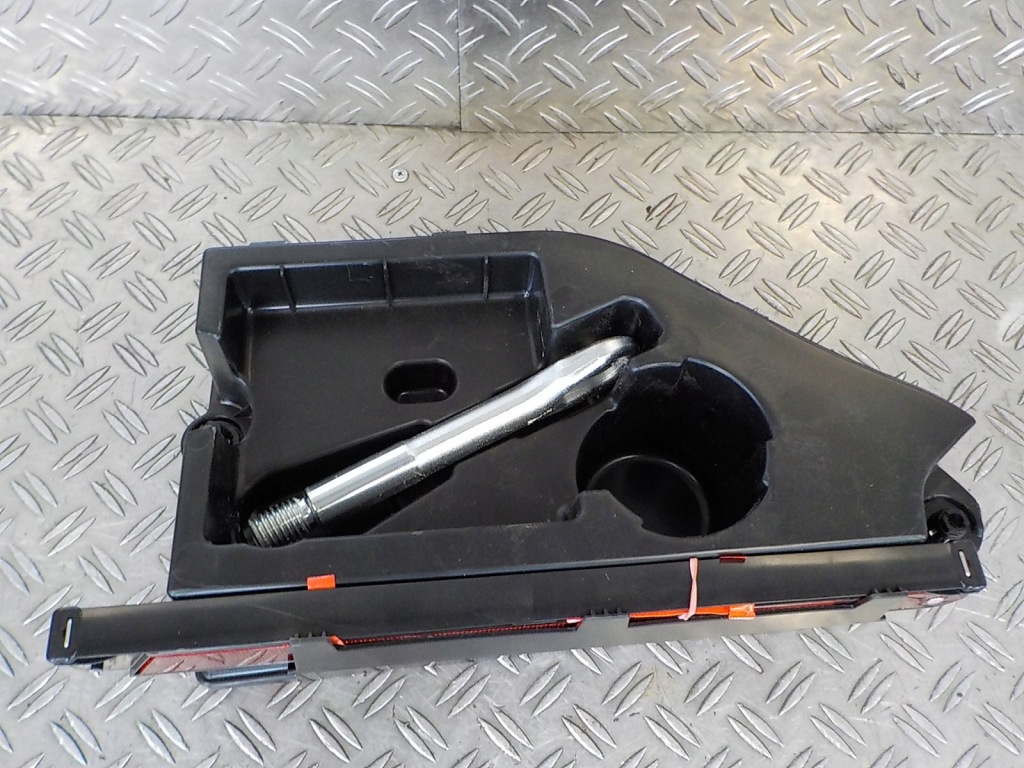 фото №1, Mercedes gla w156 wkłak багажника трикутник