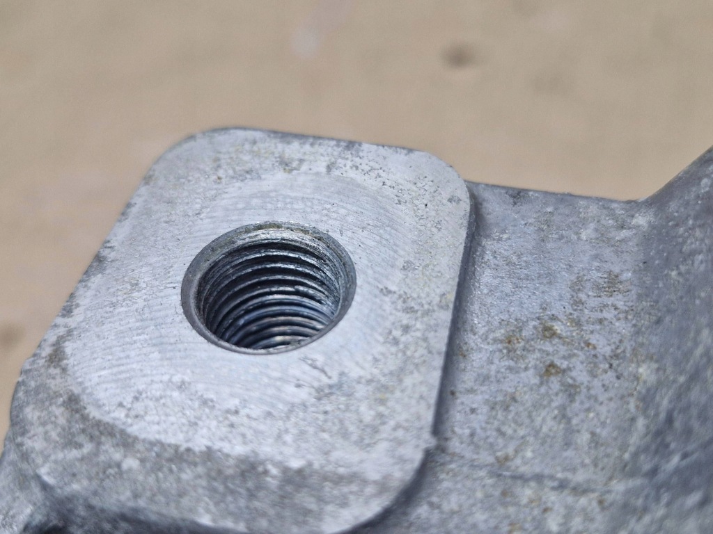 Volkswagen golf plus 05 1.4 16v bca fxq 1k0199111 кронштейн коробки передач болты с Разборки