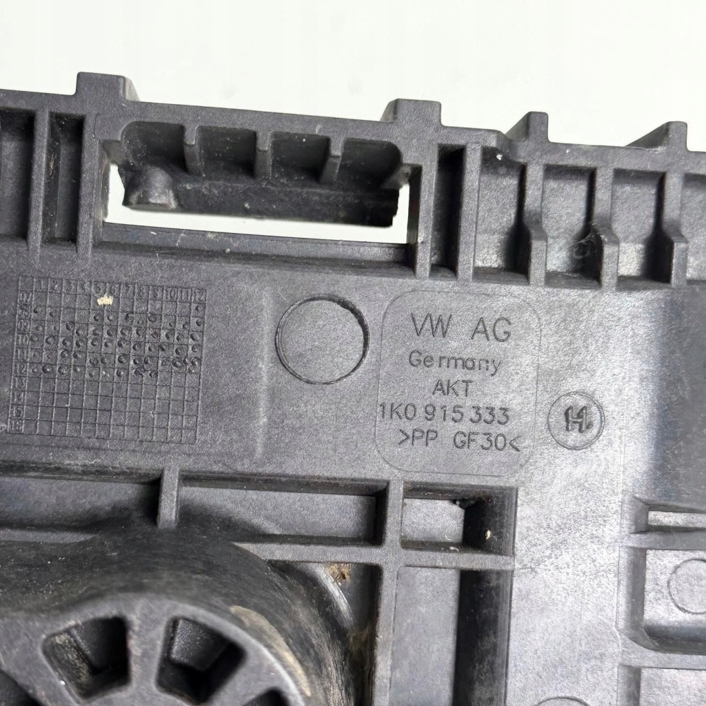 Основание корпус кронштейн аккумулятор audi a3 8p vw golf 5 v оригинальный номер 1k0915333 в Украине
