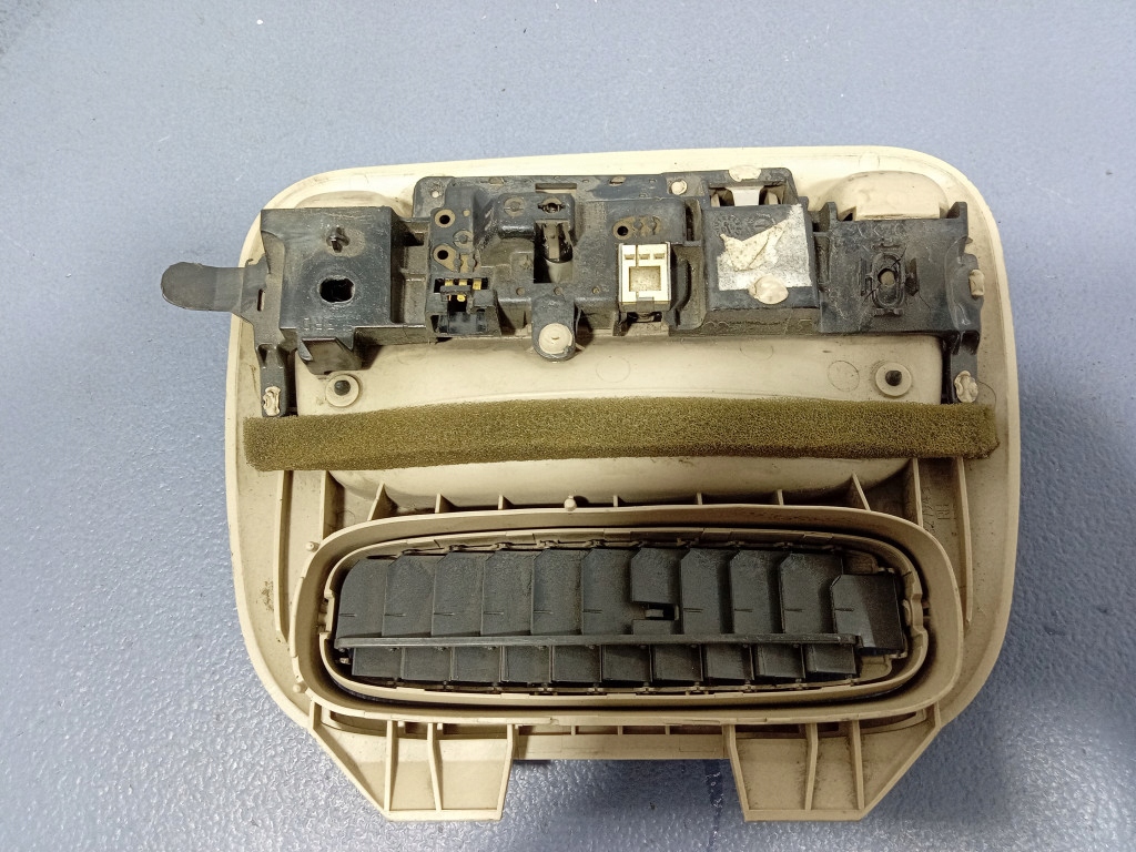 фото №7, Toyota sienna ii xl20 03- кронштейн потолочный лампа воздуховод правый