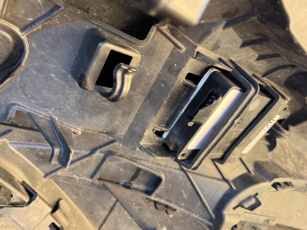 Молдинг накладка-спойлер бампера правий перед glc w253 mercedes оригінальний номер a2538858000 в Україні