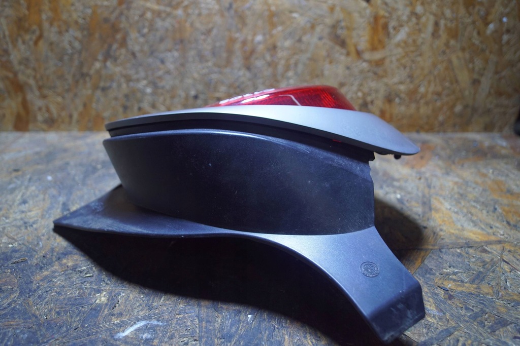 фото №11, Alfa romeo mito лампа левый задняя c1708