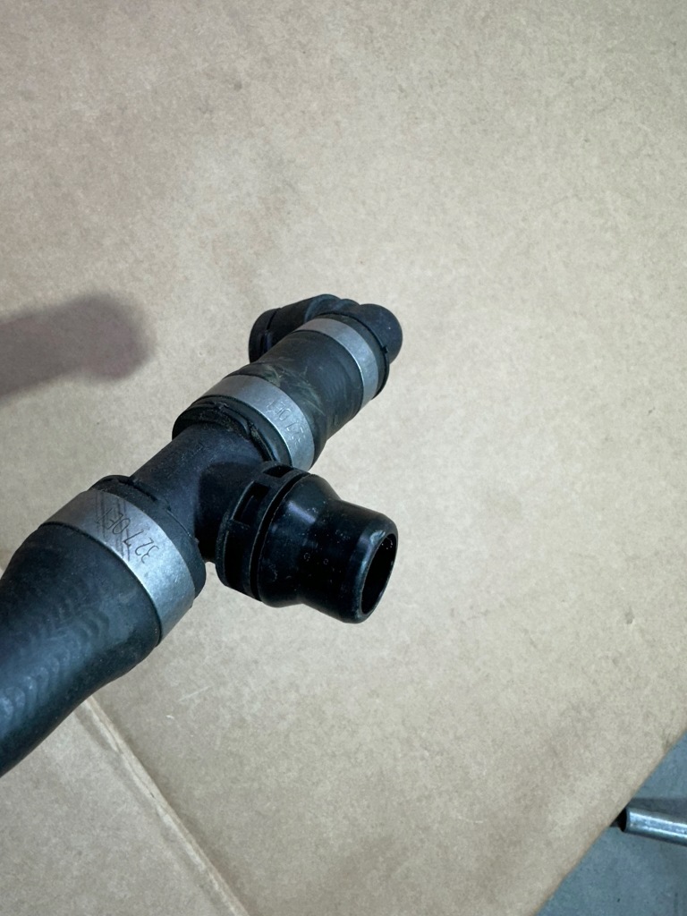 Шланг рідина охолоджуючий, трубка води mercedes eqa w243, h243 europa в Україні