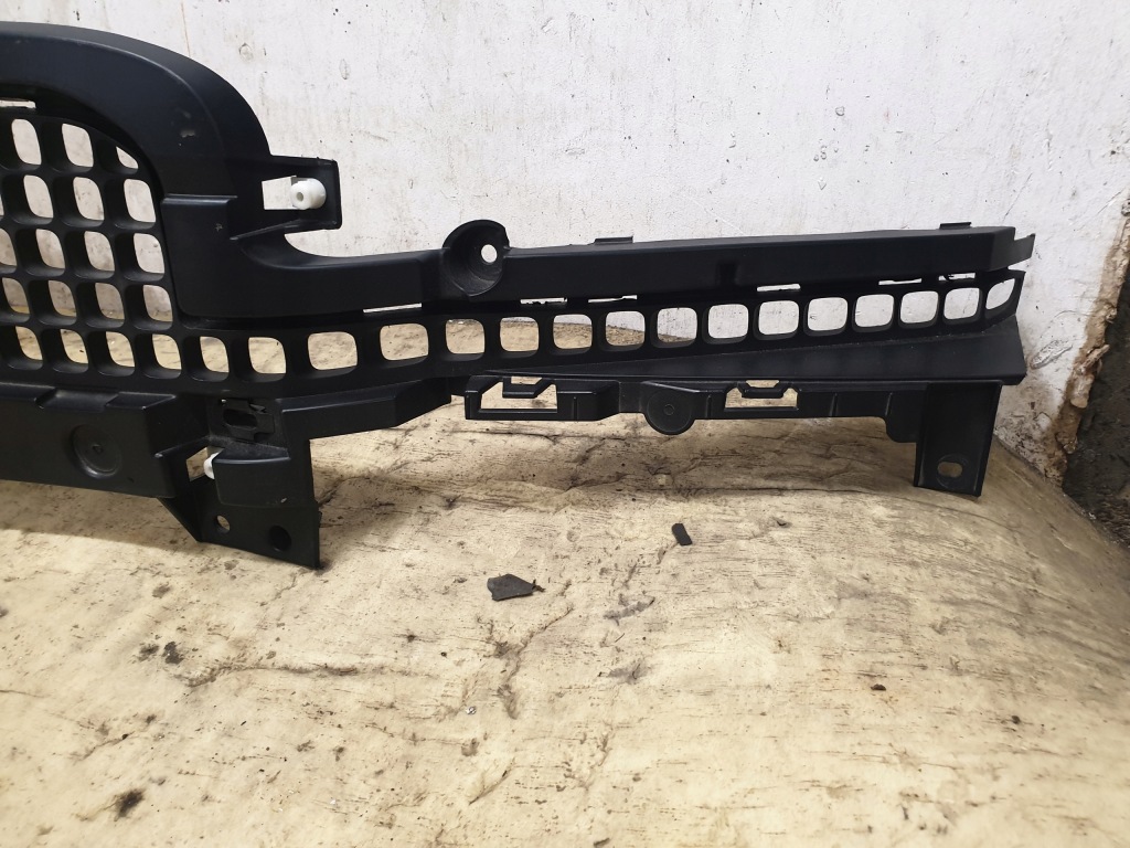 фото №2, Land rover defender оригінальний номер l8b2-17f791-a решітка середня бампера перед