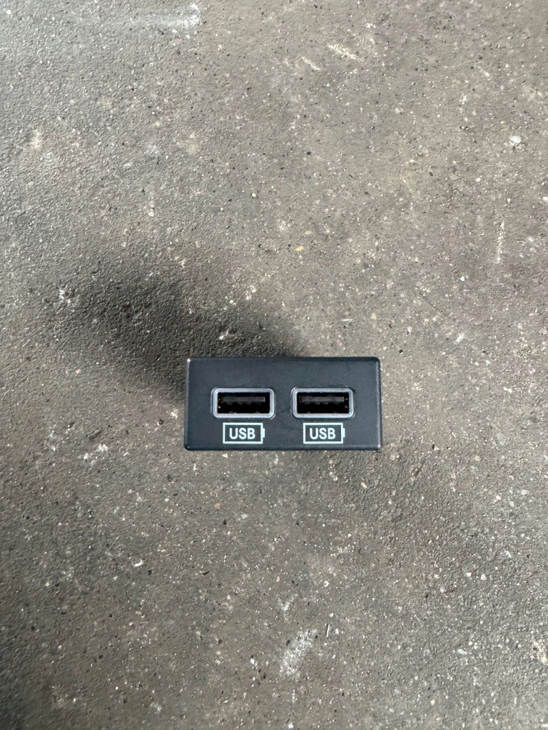 Купити 2015 jeep grand cherokee роз'єм usb 68145567aa