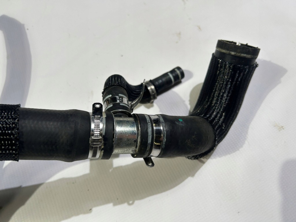 Шланг патрубок трубка води водяна радіатора maserati quattroporte 2013- Недорого