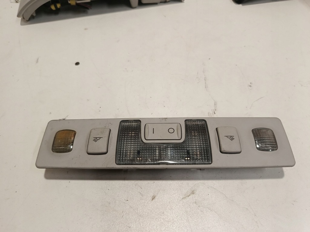 фото №1, Audi a6 c5 лампа освітлення салону стельовий 4b0947111