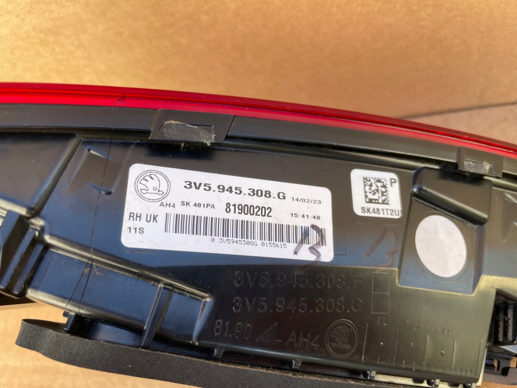 фото №6, Лампа skoda superb iii sedan 3v5945308g правая оригинал