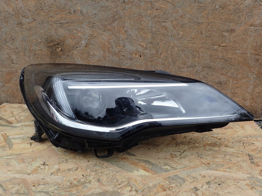 фото №1, Лампа права правий led opel astra 5 v k b16 15-