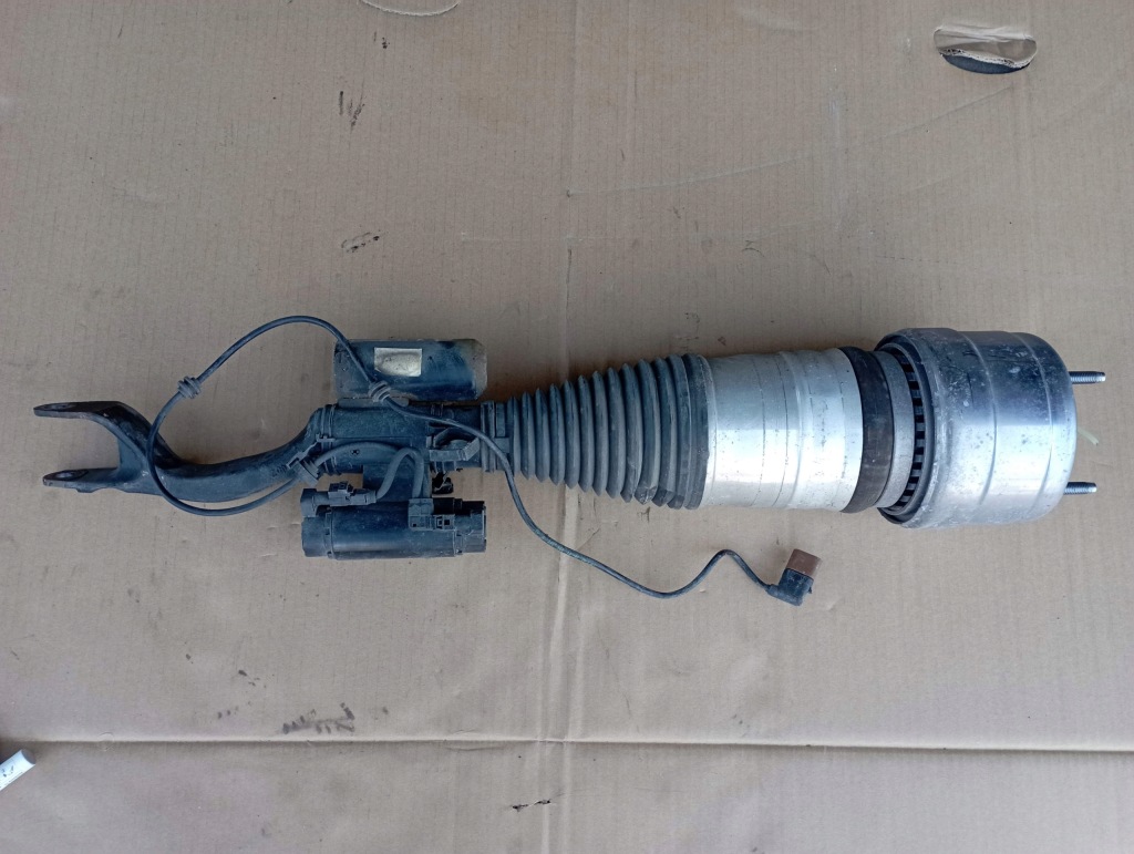 фото №1, Mercedes glc w253 amg подушка амортизатор правый a2133202100