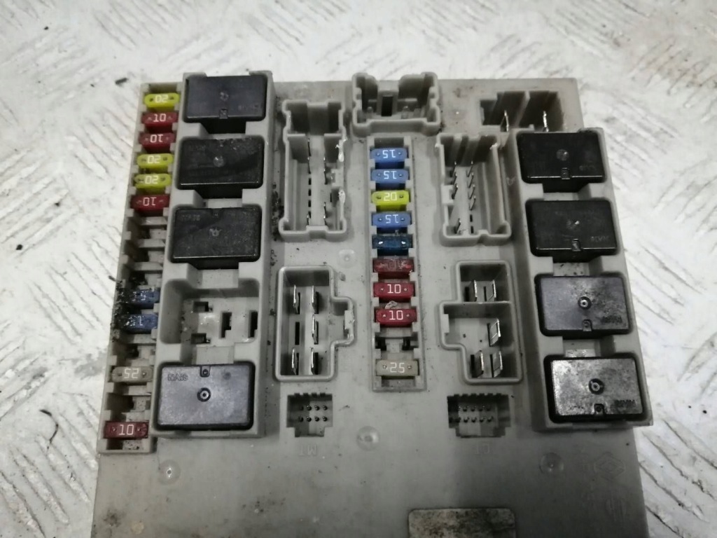 Коробка запобіжників renault clio iii modus 674660b Ціна