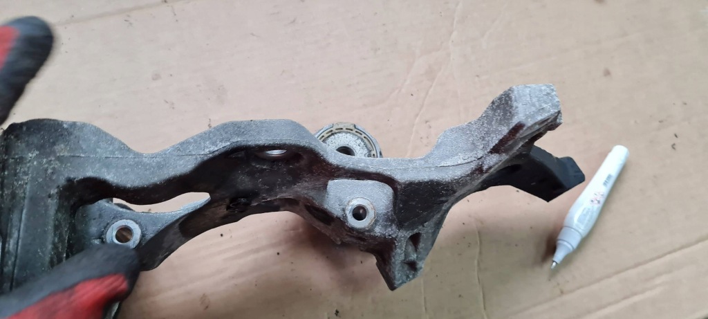 A4 b9 8w a3 8v кронштейн держатель генератора 2.0 tdi 04l903143b golf vii leon 3 Цена