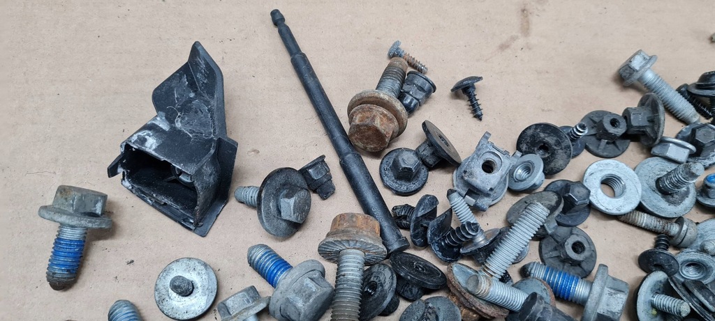 фото №8, A4 b9 8w болты винтики перед бампера поперечина ly9t a5 8w