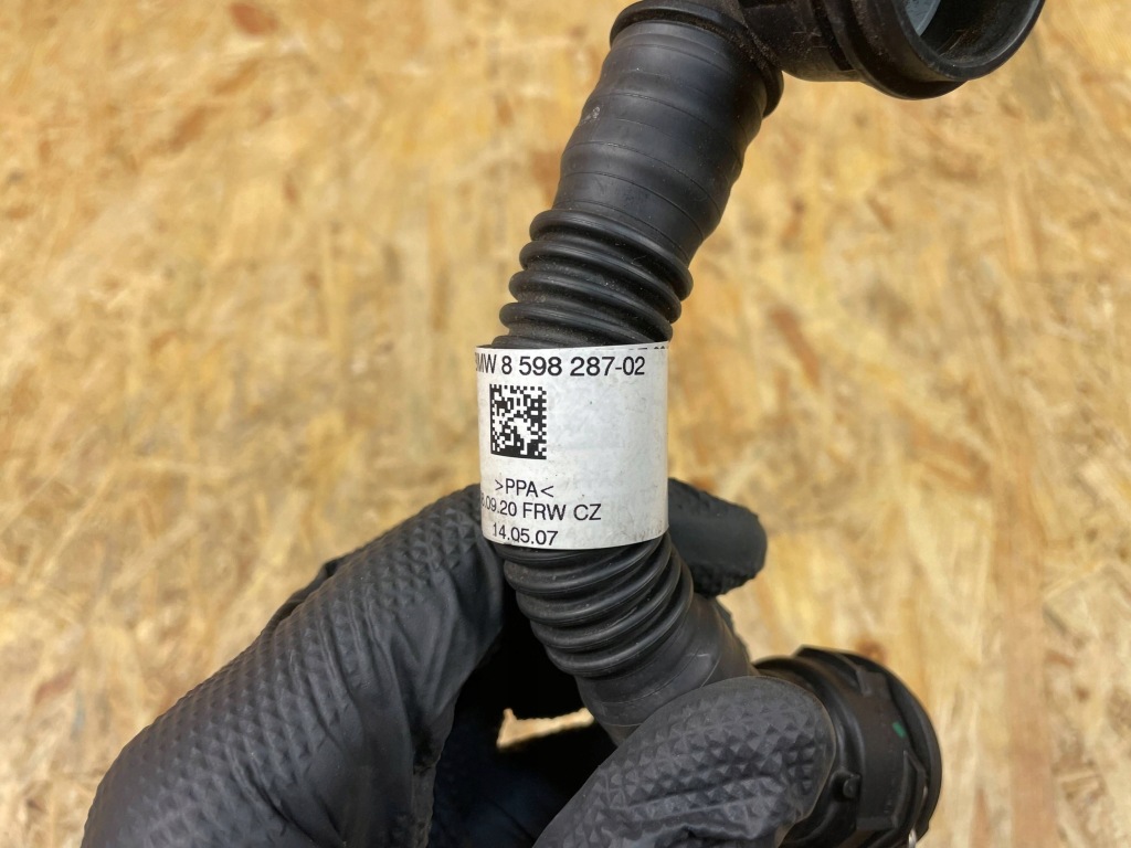 Патрубок труба шланг води bmw g11 g12 g30 g31 8598287 Оригінал