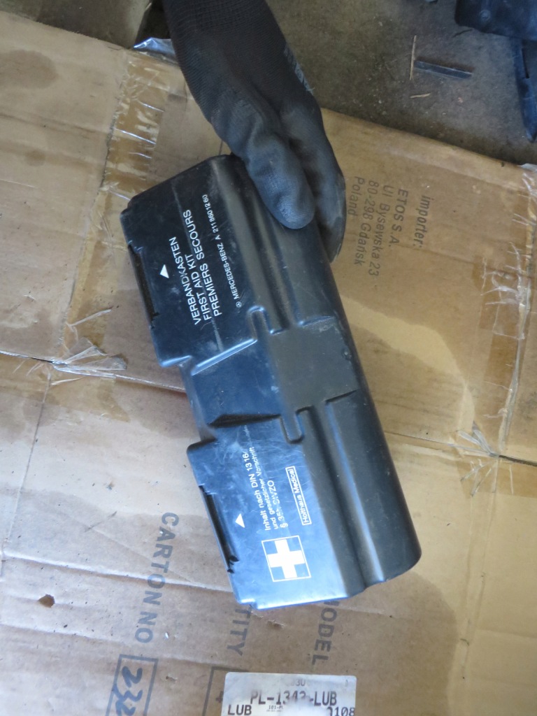 фото №1, Аптечка mercedes w211 w212 a2118601260 x