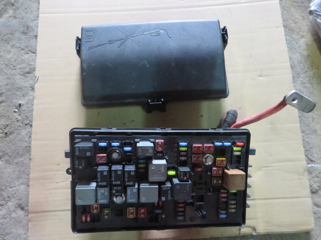 Купить Insignia 2.0 t turbo коробка предохранителей 13220124 x