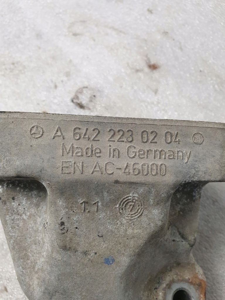 фото №4, Кронштейн двигуна mercedes r w251 3.0 cdi