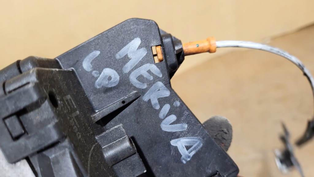 Замок дверь левое  перед opel meriva a 02- 3 pin в Украине