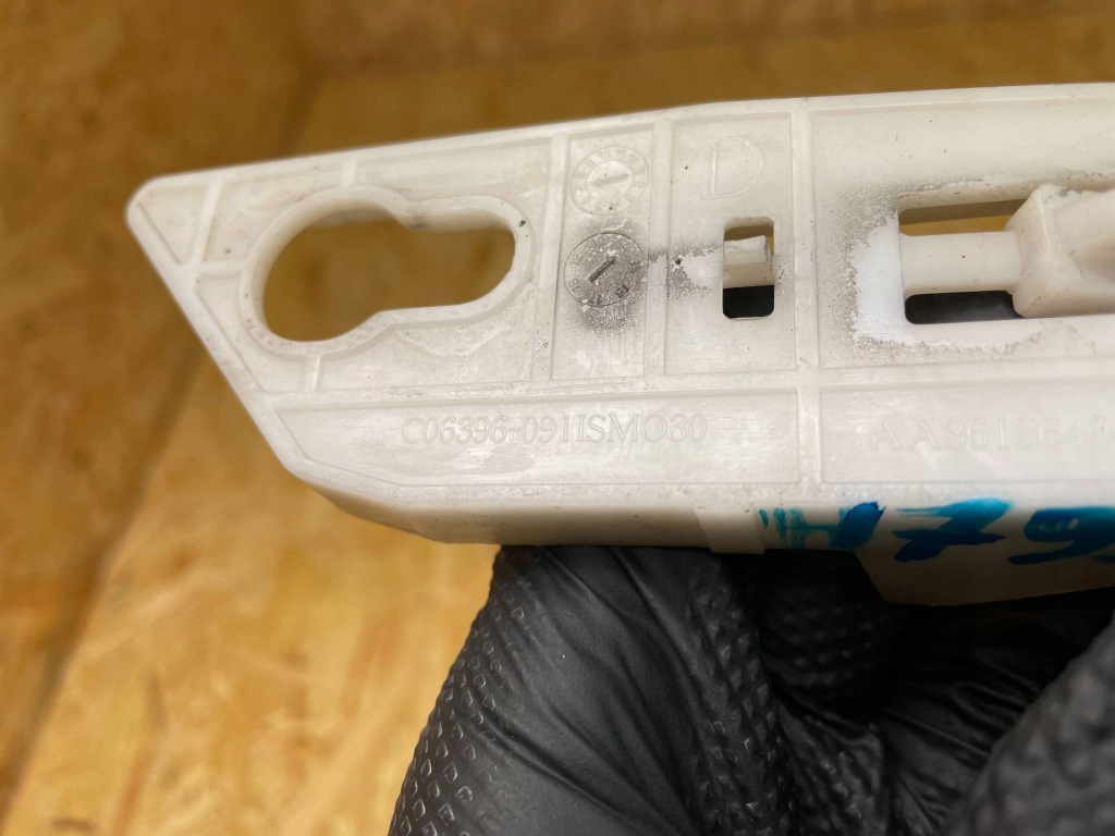 Кронштейн направляющая бампера перед правый peugeot 308 ii t9 aa36136493 2013- Цена