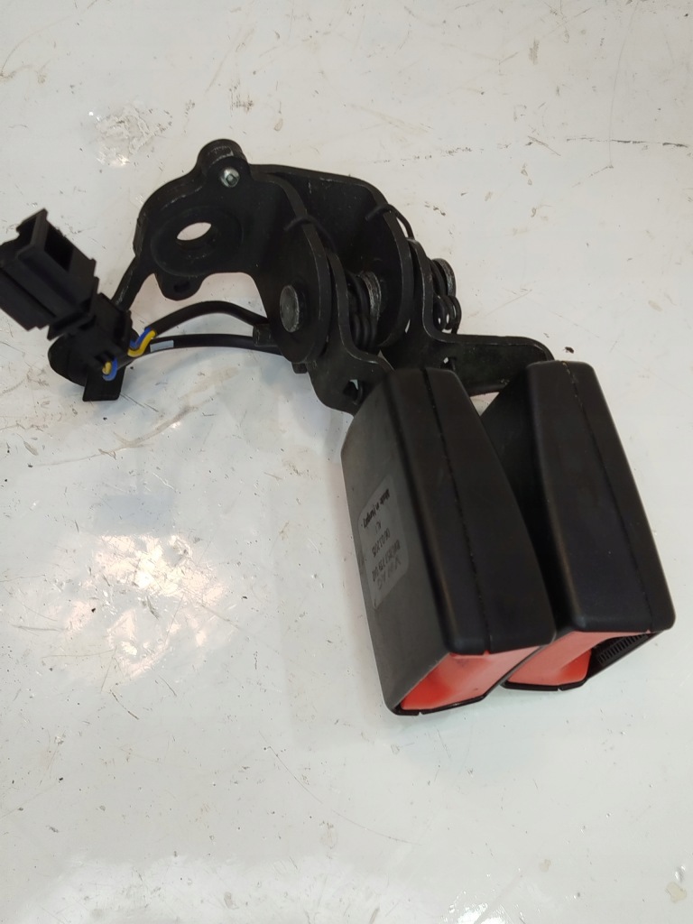 Купити Кліпса ременів задні vw passat b8 8v0857739