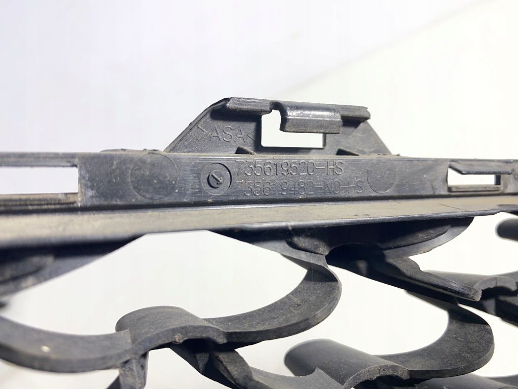 Решітка середня бампера перед передня fiat 500 lift eu Оригінал