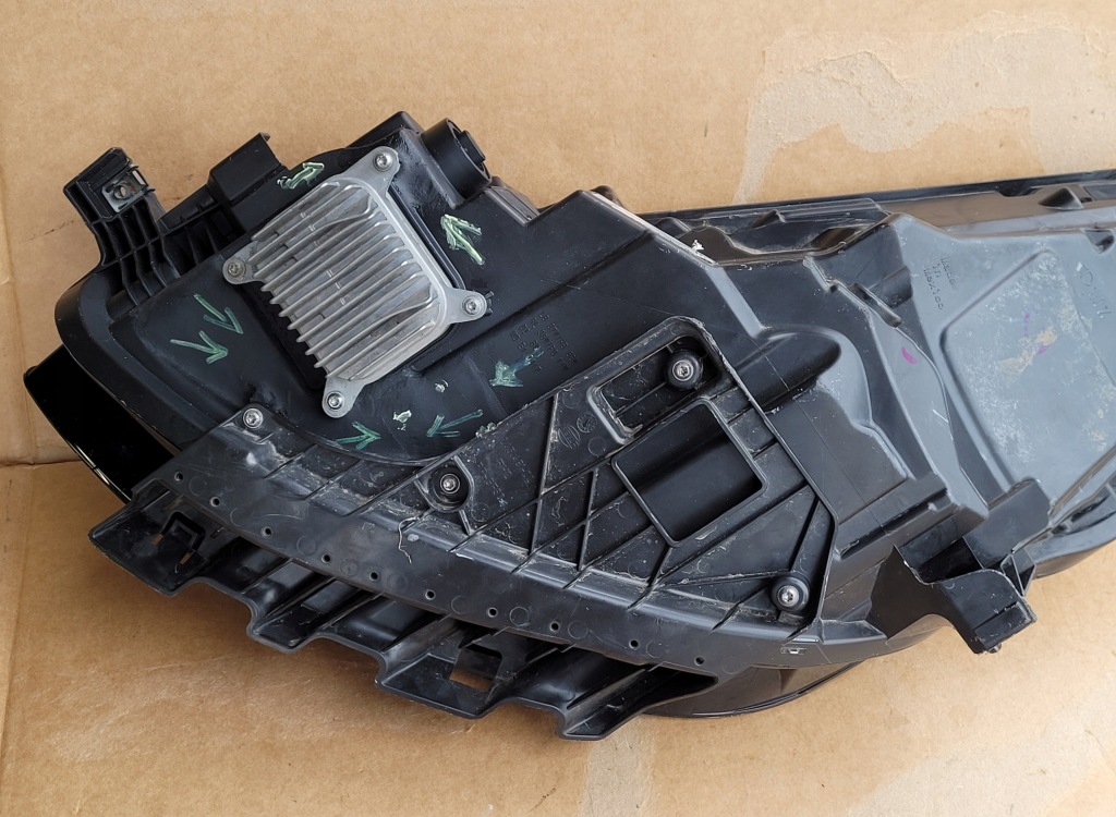 Tesla 3 3 рестайлінг  фара led правий 1514953-00-c Недорого