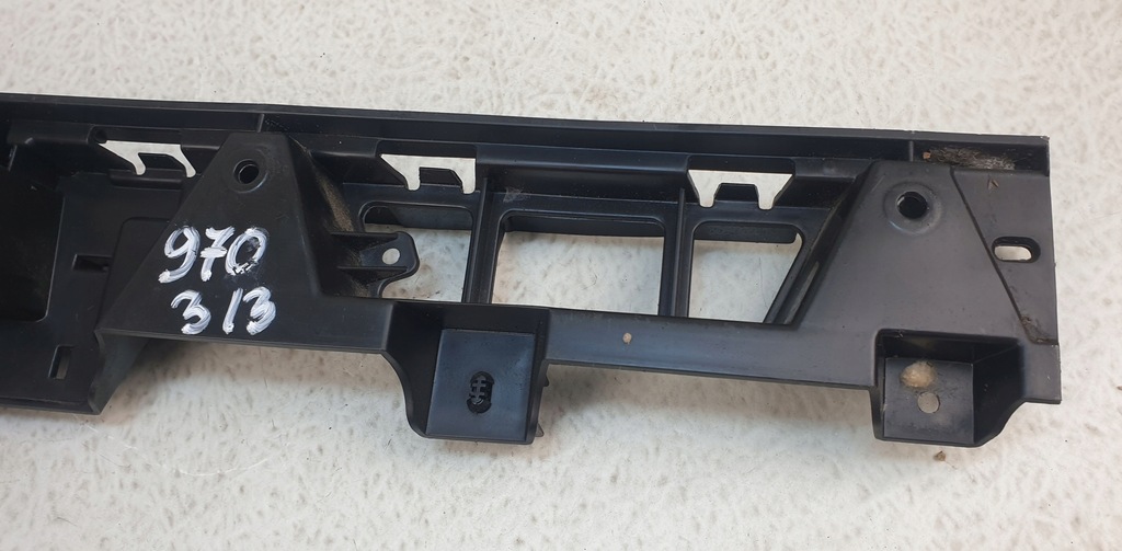 фото №8, Porsche panamera 970 напрямна середній бампера задня