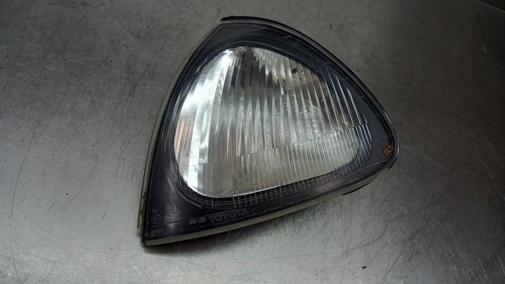 фото №1, Поворотник лівий toyota avensis t22 1.8b 98r